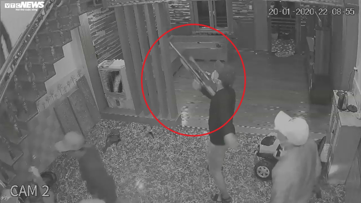 Nghi án côn đồ xông vào nhà dân nổ súng, dùng dao chém 4 người - 1