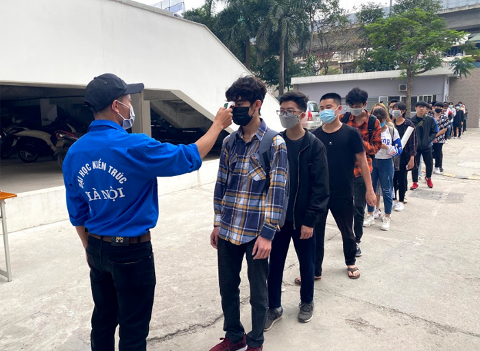 Sinh viên xếp hàng đo thân nhiệt ngày đầu quay lại trường sau kỳ nghỉ vì Covid-19 - 2