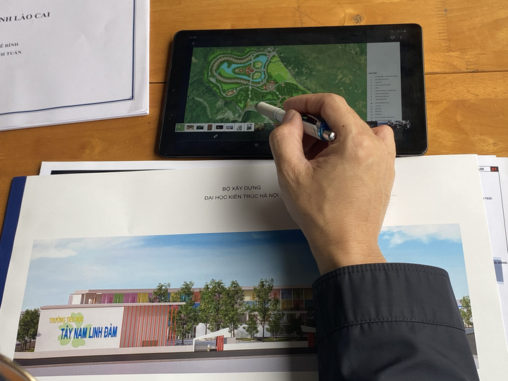 Sinh viên xếp hàng đo thân nhiệt ngày đầu quay lại trường sau kỳ nghỉ vì Covid-19 - 3