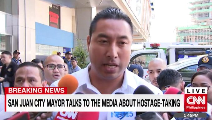 Hàng chục con tin bị tay súng bắt giữ trong trung tâm thương mại Philippines - 1