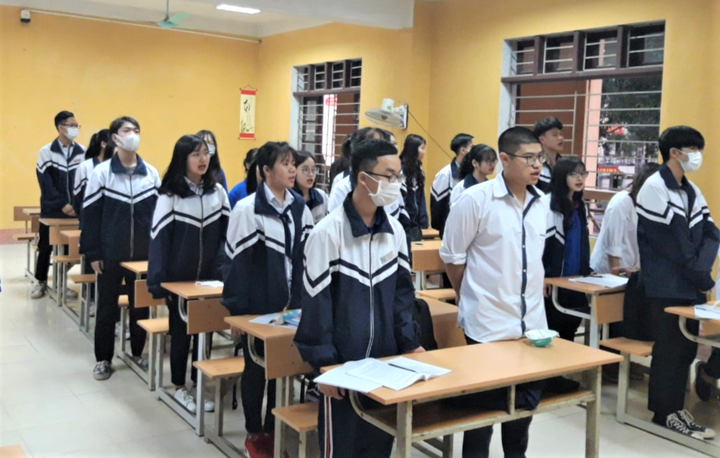 Học sinh THPT đi học trở lại: Đo thân nhiệt trước cổng trường, chào cờ đầu tuần trong lớp - 5