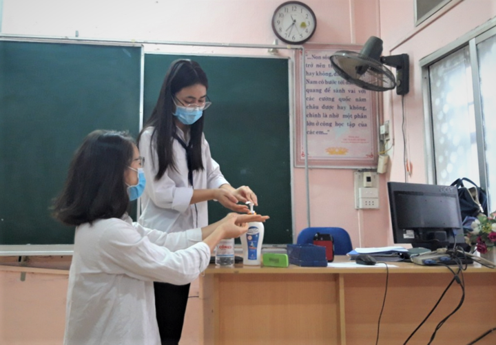 Học sinh THPT đi học trở lại: Đo thân nhiệt trước cổng trường, chào cờ đầu tuần trong lớp - 4