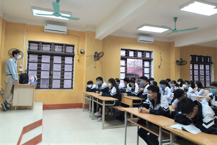 Học sinh THPT đi học trở lại: Đo thân nhiệt trước cổng trường, chào cờ đầu tuần trong lớp - 6