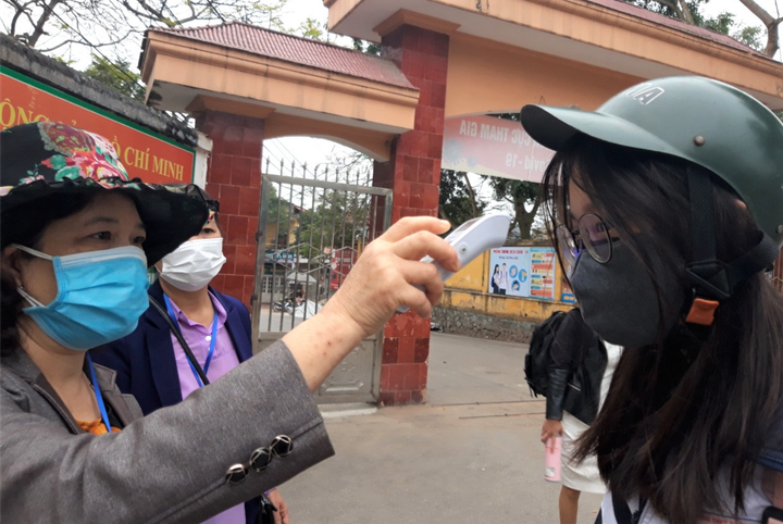 Học sinh THPT đi học trở lại: Đo thân nhiệt trước cổng trường, chào cờ đầu tuần trong lớp - 3