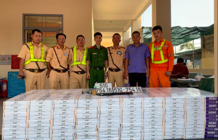 Bị công an đuổi, vứt cả xe thuốc lá lậu trên cao tốc - 1