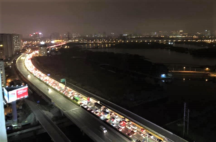 Sinh viên quay trở lại Thủ đô, xe cộ ùn tắc hàng giờ ở đường trên cao trong đêm - 1