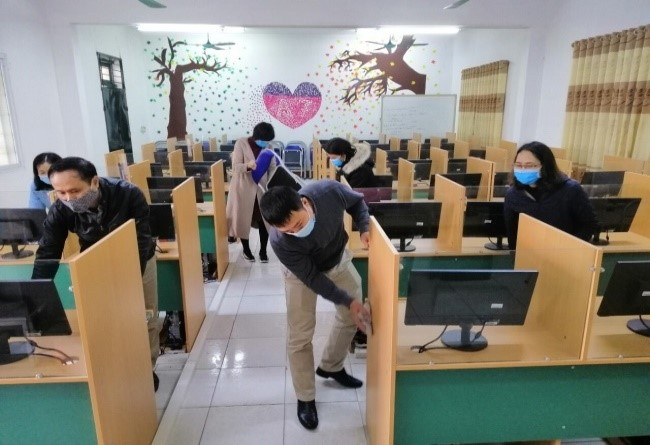 Hôm nay học sinh THPT nhiều nơi quay lại trường sau kỳ tạm nghỉ vì Covid-19 - 1