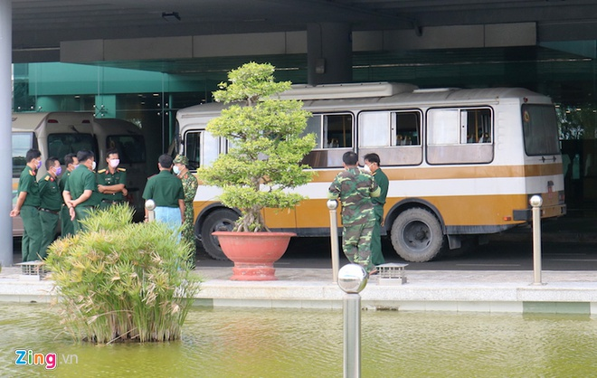 Xe quân sự đưa 300 người từ Hàn Quốc về Cần Thơ vào khu cách ly - 1