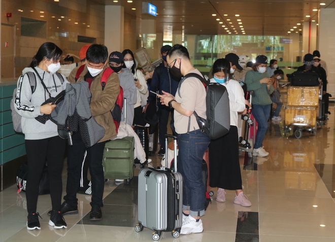 Xe quân sự đưa 300 người từ Hàn Quốc về Cần Thơ vào khu cách ly - 2