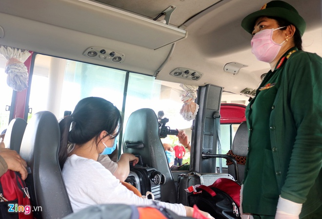 Xe quân sự đưa 300 người từ Hàn Quốc về Cần Thơ vào khu cách ly - 3