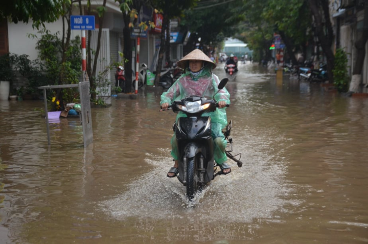 Ô tô 'rẽ sóng' trên phố Thủ đô sau trận mưa đầu mùa - 11