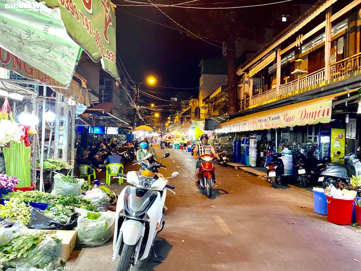 Chợ hoa lớn nhất TP.HCM 'tê liệt' trước ngày 8/3, tiểu thương không dám nhập hàng - 1