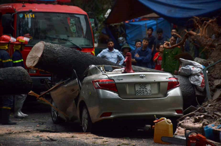 Ô tô 'rẽ sóng' trên phố Thủ đô sau trận mưa đầu mùa - 14