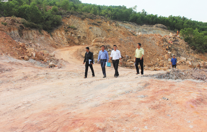 Cận cảnh công trường nhà máy gạch tung bụi đất lên nóc nhà dân - 1