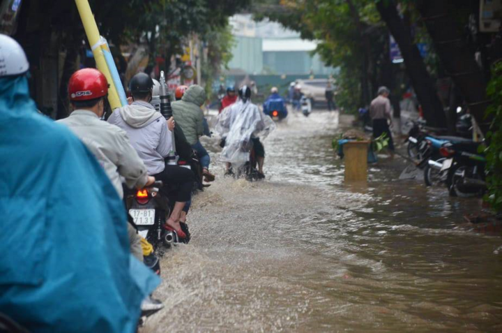 Ô tô 'rẽ sóng' trên phố Thủ đô sau trận mưa đầu mùa - 6