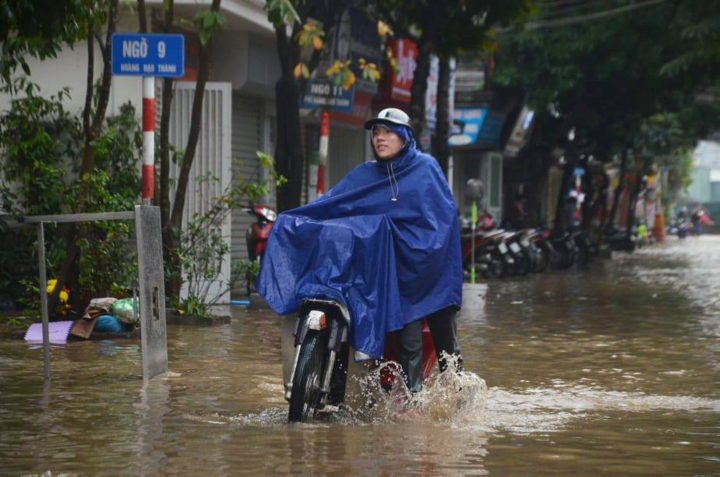 Ô tô 'rẽ sóng' trên phố Thủ đô sau trận mưa đầu mùa - 7