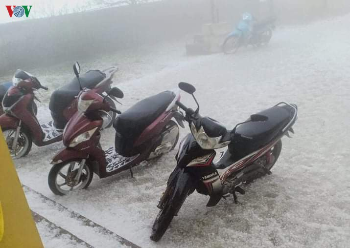 Ảnh: Mưa đá khủng khiếp như lớp băng tuyết dày ở Lai Châu - 3