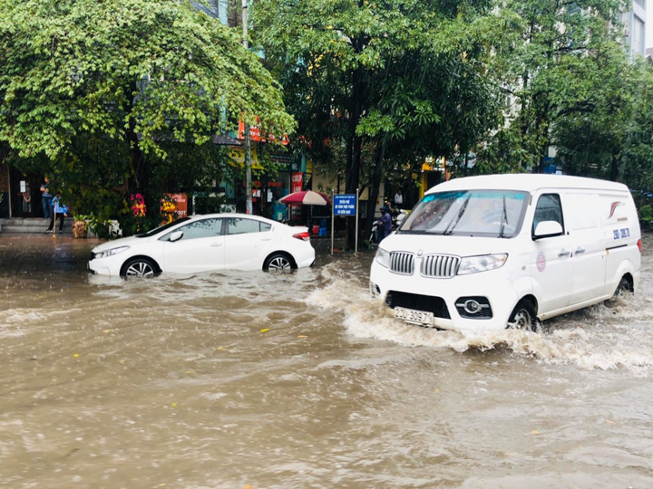 Ô tô 'rẽ sóng' trên phố Thủ đô sau trận mưa đầu mùa - 2
