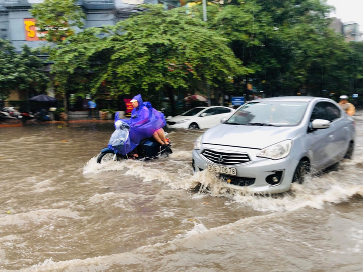 Ô tô 'rẽ sóng' trên phố Thủ đô sau trận mưa đầu mùa - 3