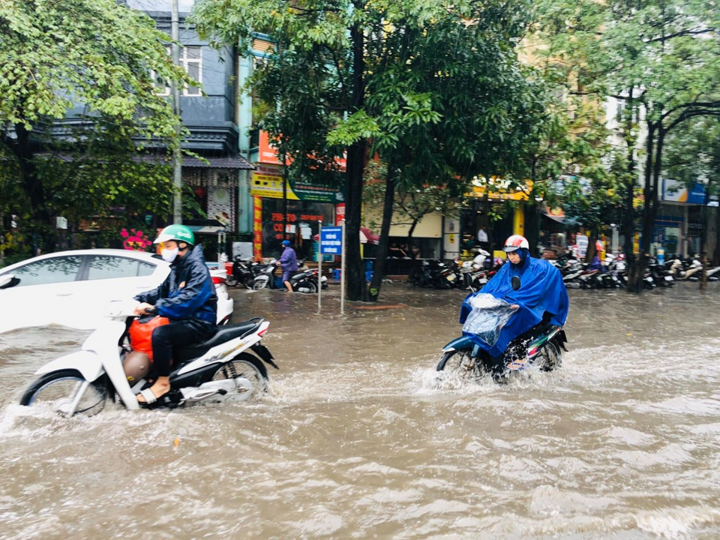 Ô tô 'rẽ sóng' trên phố Thủ đô sau trận mưa đầu mùa - 1