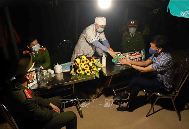 Ảnh: Cuộc sống ở tâm dịch Sơn Lôi trước ngày dỡ bỏ lệnh cách ly - 1