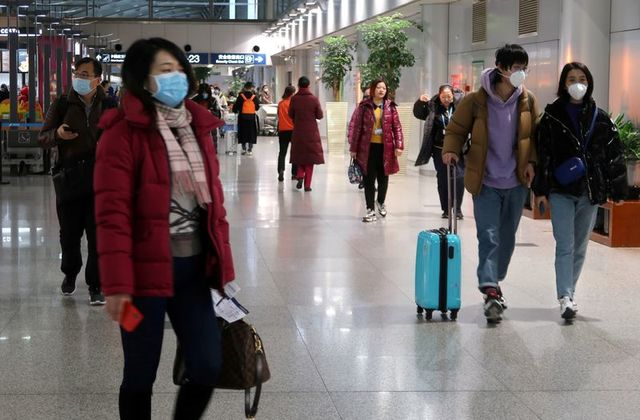 Trung Quốc cách ly 14 ngày du khách tới từ các 'ổ dịch' Covid-19 - 1