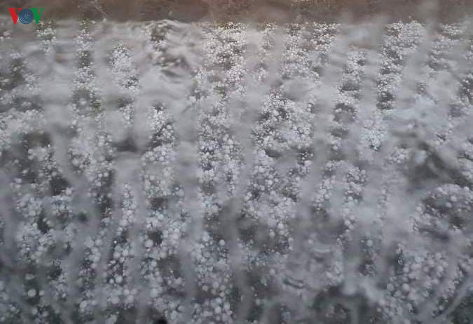 Ảnh: Mưa đá khủng khiếp như lớp băng tuyết dày ở Lai Châu - 10