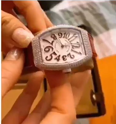 Nửa đêm, Trường Giang tặng Nhã Phương loạt hàng hiệu kèm lời nhắn nhủ như ngôn tình - 1