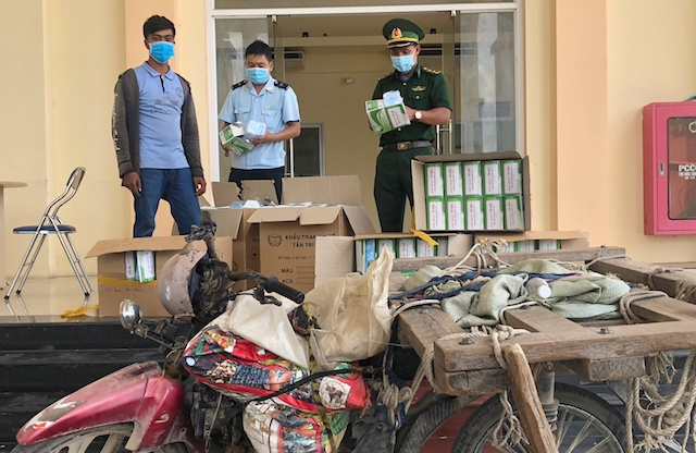 Thanh niên nước ngoài đưa lậu 20 nghìn khẩu trang y tế vào Việt Nam - 1