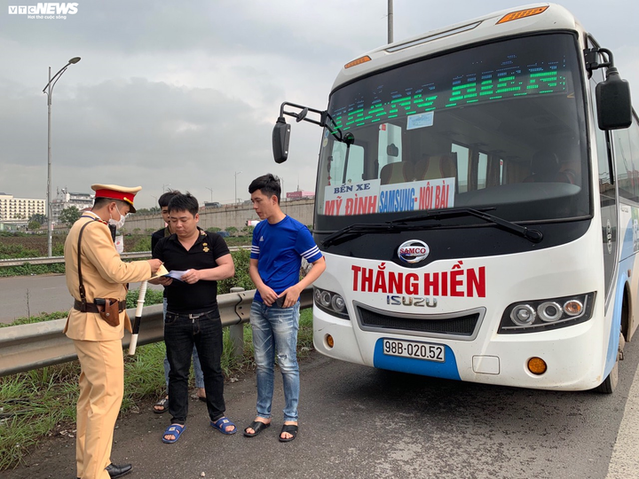 Ba tài xế đón, trả khách trên cao tốc Hà Nội – Bắc Giang bị phạt 18 triệu đồng - 3