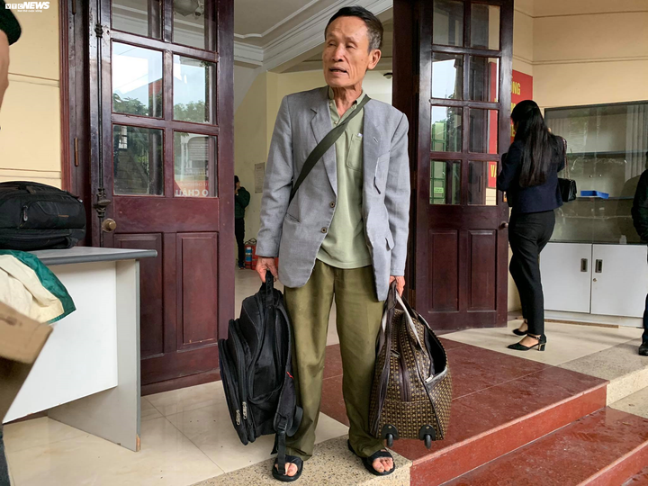 Ông Hiệp 'khùng' mang theo 2 ba lô tài liệu đến tòa sáng nay - 1