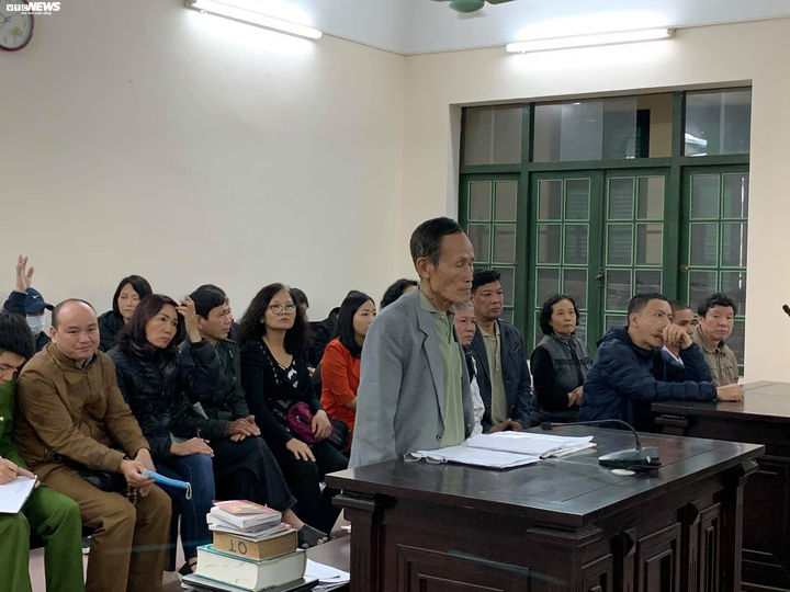 Ông Hiệp 'khùng' mang theo 2 ba lô tài liệu đến tòa sáng nay - 2