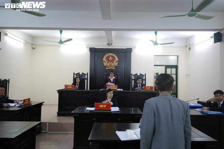 Ông Hiệp 'khùng' mang theo 2 ba lô tài liệu đến tòa sáng nay - 3