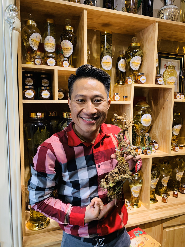 Chiêm ngưỡng 'báu vật' Sâm Ngọc Linh rừng hơn 100 năm tuổi dáng rồng lượn - 1