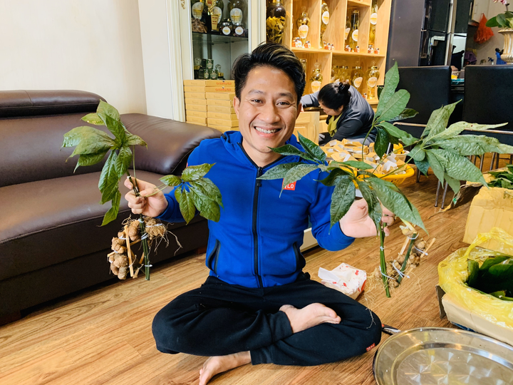 Chiêm ngưỡng 'báu vật' Sâm Ngọc Linh rừng hơn 100 năm tuổi dáng rồng lượn - 4