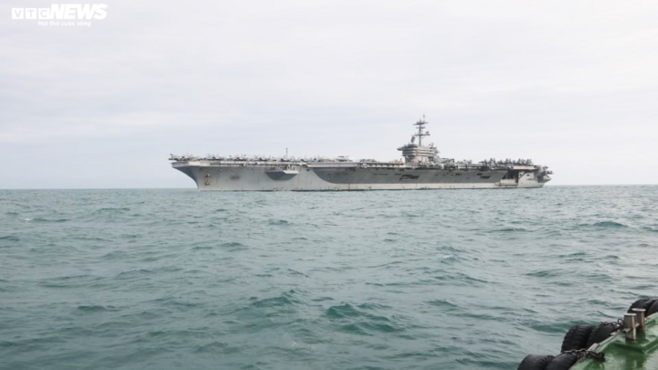Ảnh: Đội tàu sân bay CVN-71 của Hải quân Mỹ vào Đà Nẵng - 2