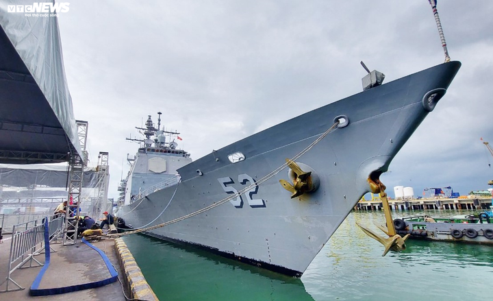 Cận cảnh Tuần dương hạm USS Bunker Hill của Mỹ cập cảng Tiên Sa - 1