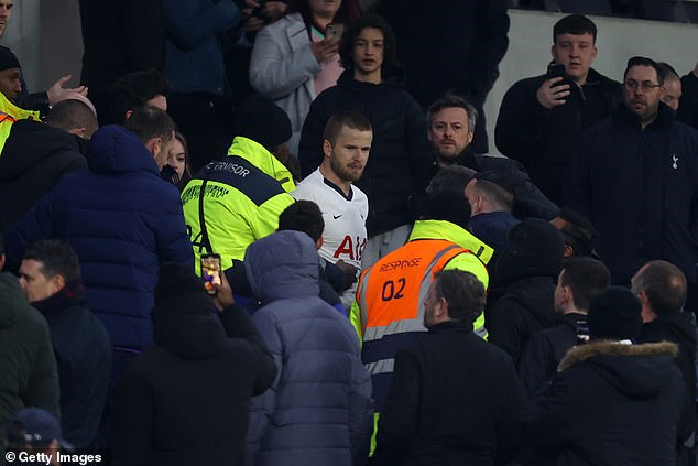 Video: Cầu thủ Tottenham lao lên khán đài đánh CĐV - 4