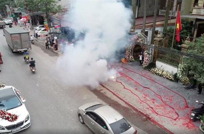 Đốt pháo đỏ đường trong đám cưới ở Hà Nội: Đề nghị làm rõ đồng phạm - 2