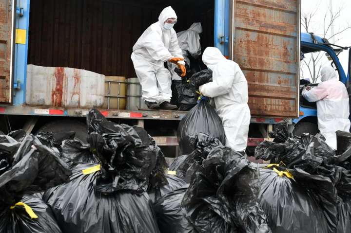 Dịch Covid-19: Vũ Hán đau đầu tìm cách xử lý núi rác thải y tế khổng lồ - 1