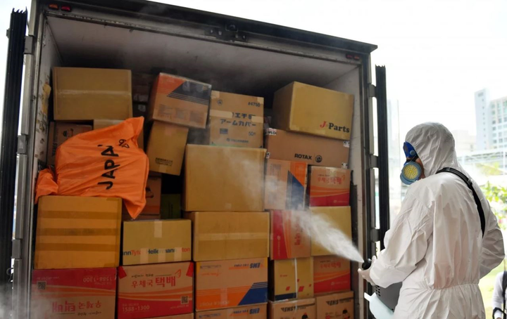 Lo Covid-19, Thái Lan khử trùng bưu phẩm nhận từ nước ngoài - 1