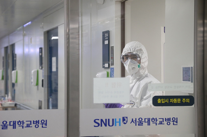 Hàn Quốc có thêm 438 ca nhiễm Covid-19, dịch lan ra nhiều thành phố lớn - 1