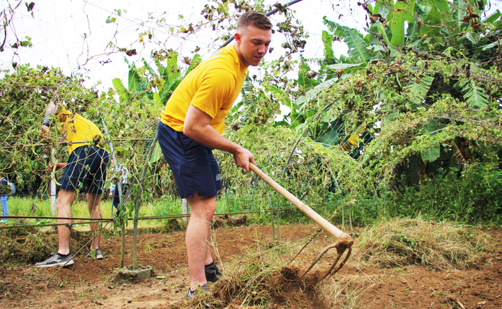 Thủy thủ tàu sân bay Mỹ cuốc đất trồng rau, hát ‘Để Mị nói cho mà nghe’ - 1