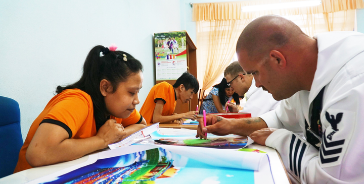 Thủy thủ tàu sân bay Mỹ cuốc đất trồng rau, hát ‘Để Mị nói cho mà nghe’ - 2