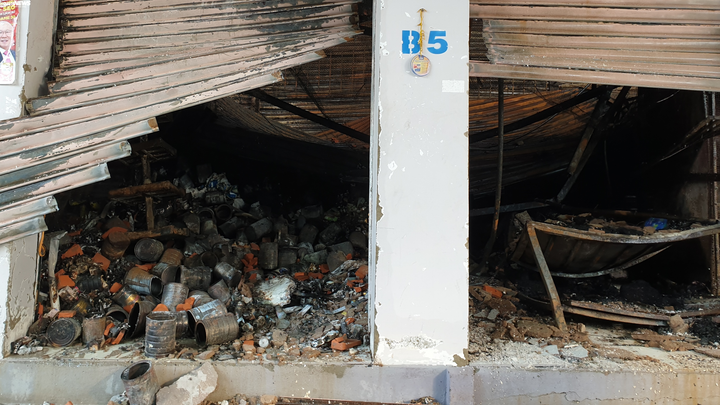 Ảnh: Chợ Thanh Quýt hoang tàn sau vụ cháy thiêu rụi 96 ki ốt - 11