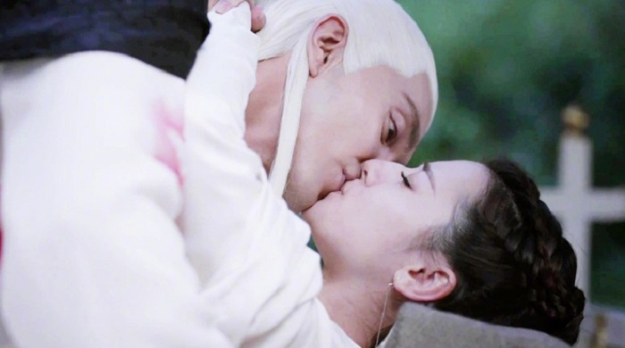 Địch Lệ Nhiệt Ba không để cha mẹ xem cảnh nóng trong phim mới - 1