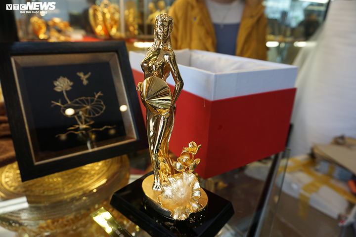 Độc đáo lan hồ điệp mạ vàng, quà tặng 8/3 chỉ dành cho đại gia - 8