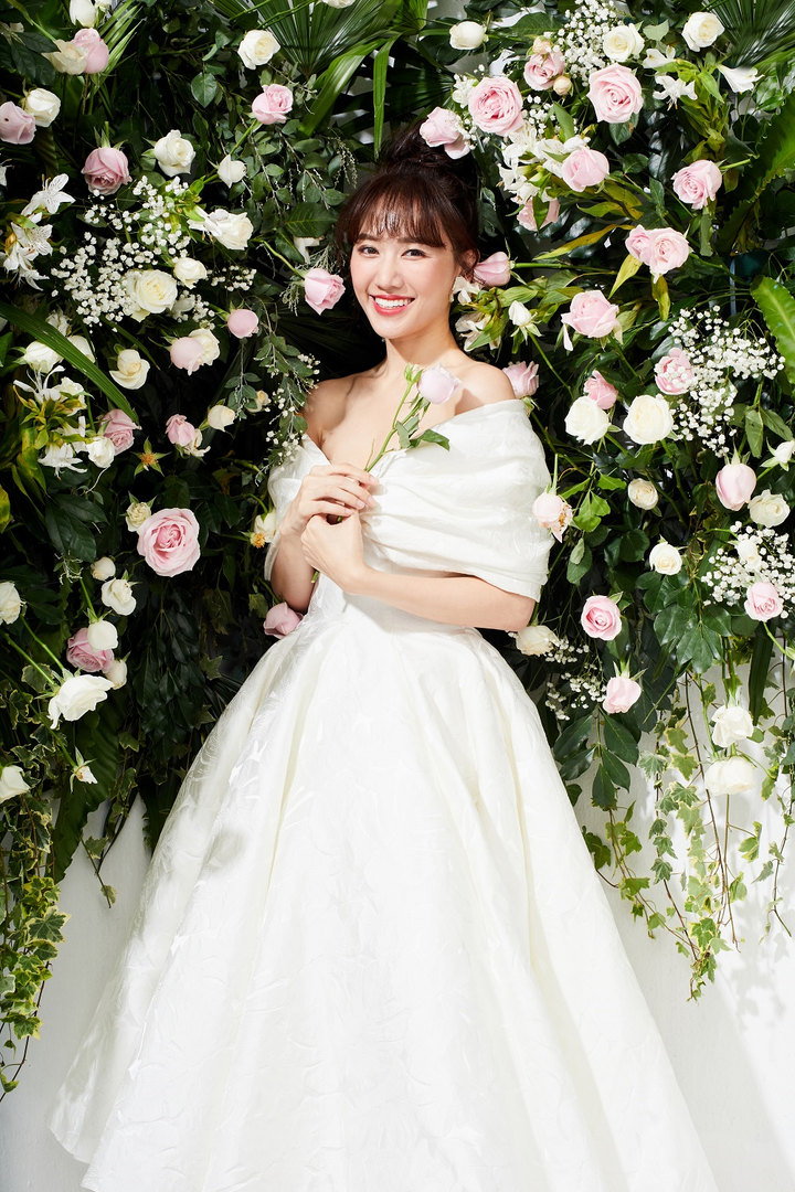 Hari Won gợi cảm, khoe nhan sắc rạng rỡ trong loạt ảnh mới - 2