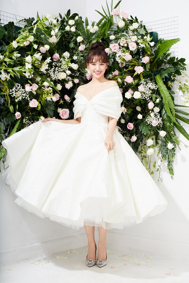 Hari Won gợi cảm, khoe nhan sắc rạng rỡ trong loạt ảnh mới - 1