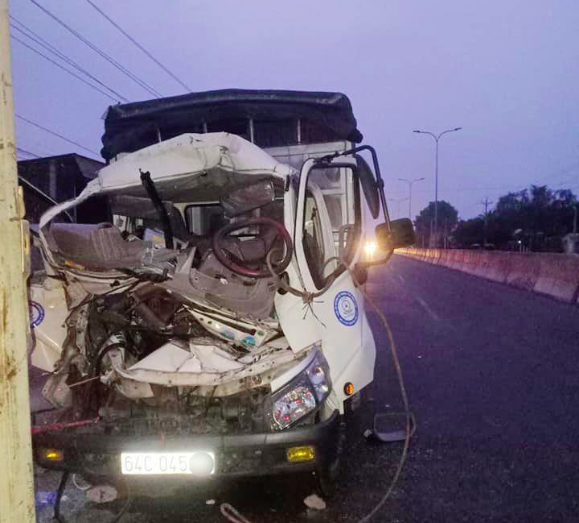 Xe tải tông vào máy cày, 2 người thiệt mạng - 1